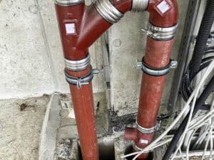 Fallleitungen in Hochhäusern – wann Umgehungsleitungen Pflicht werden